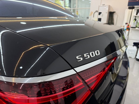 후면 S500 배지 주변의 전주 ppf 시공으로 보호받는 벤츠 S500 트렁크입니다.