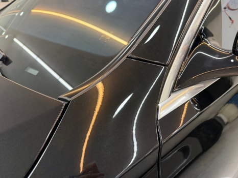 벤츠 S500의 A필러와 측면 상단 부위의 광택이 전주 ppf 시공으로 더욱 돋보입니다.
