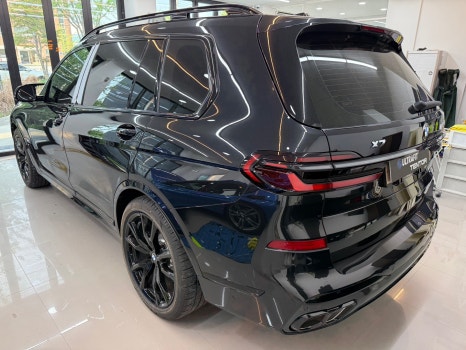 부천 PPF 시공을 위해 입고된 BMW X7 차량의 후면부입니다.