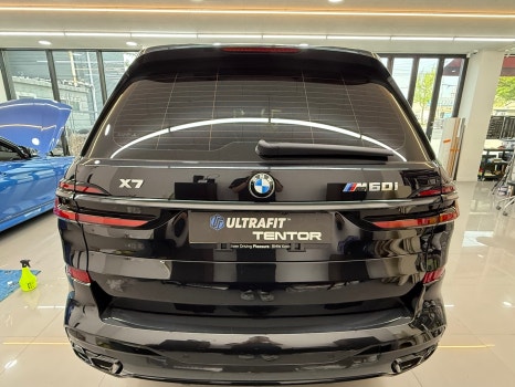 무광 PPF 시공을 마친 BMW X7 차량의 후면 모습입니다.