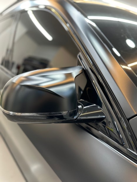 무광 PPF 시공 후 BMW X7의 측면 후방 모습이 고급스럽게 변했습니다.